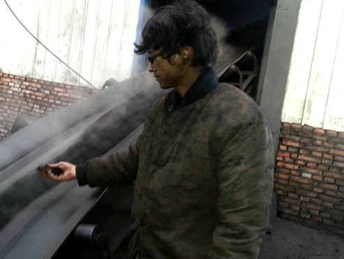 東鼎煤泥烘干機(jī)現(xiàn)場(chǎng)工人