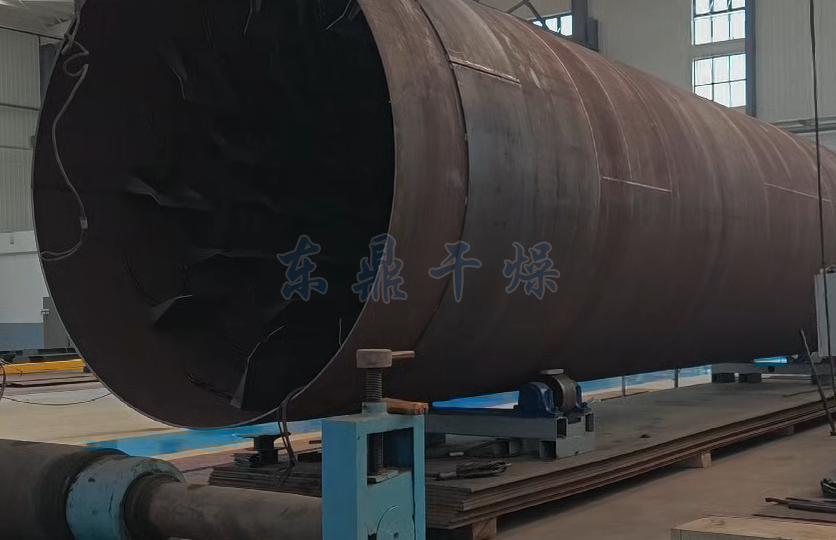 走進陜西府谷煤泥烘干機制造車間，機器轟鳴中滿是專業氣息 —— 這里正為煤泥烘干需求，精準打造適配設備。  車間內，鋼板切割環節采用數控設備，誤差控制在 ±1mm 內，確保滾筒等核心部件尺寸精準；焊接工